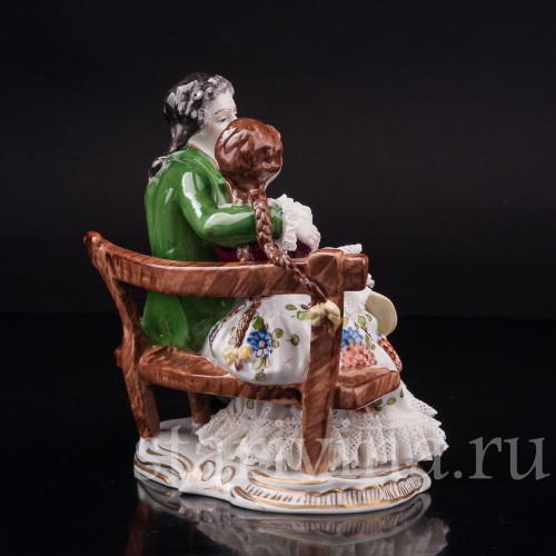 Фарфоровая статуэтка Пара на скамейке, кружевная, Volkstedt, Германия, вт. пол. 20 в.