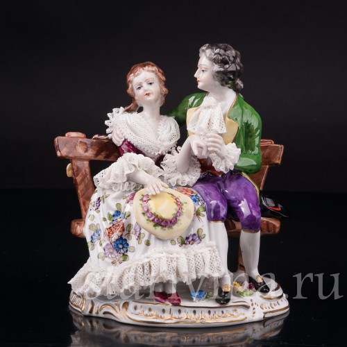 Фарфоровая статуэтка Пара на скамейке, кружевная, Volkstedt, Германия, вт. пол. 20 в.