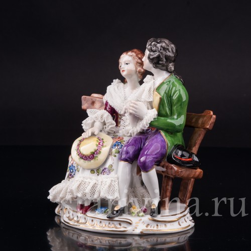 Фарфоровая статуэтка Пара на скамейке, кружевная, Volkstedt, Германия, вт. пол. 20 в.