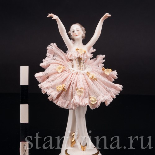 Фарфоровая статуэтка Балерина с поднятыми руками, кружевная, Ackermann & Fritze, Германия, пер. пол. 20 в.