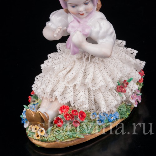 Фигурка из фарфора Девочка в розовом капоре, кружевная Sitzendorf, Германия, сер. 20 в.