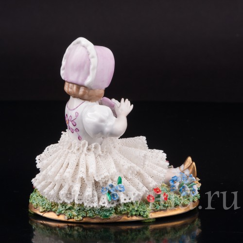 Фигурка из фарфора Девочка в розовом капоре, кружевная Sitzendorf, Германия, сер. 20 в.