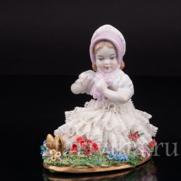 Фигурка из фарфора Девочка в розовом капоре, кружевная Sitzendorf, Германия, сер. 20 в.