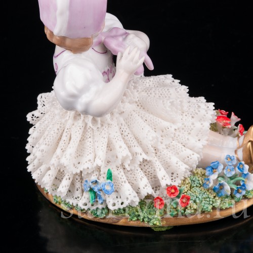 Фигурка из фарфора Девочка в розовом капоре, кружевная Sitzendorf, Германия, сер. 20 в.