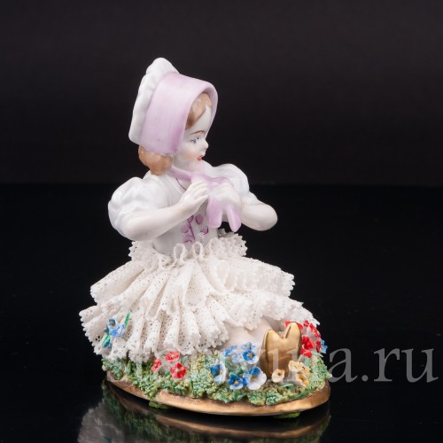 Фигурка из фарфора Девочка в розовом капоре, кружевная Sitzendorf, Германия, сер. 20 в.