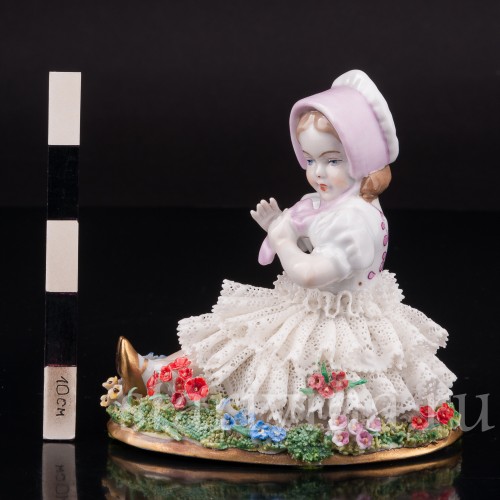 Фигурка из фарфора Девочка в розовом капоре, кружевная Sitzendorf, Германия, сер. 20 в.
