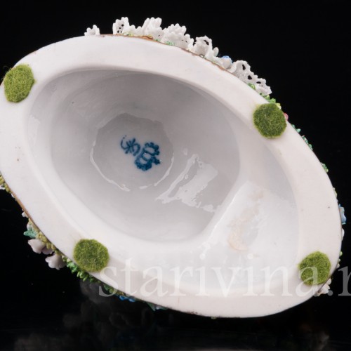 Фигурка из фарфора Девочка в розовом капоре, кружевная Sitzendorf, Германия, сер. 20 в.