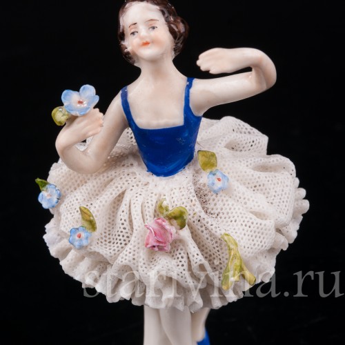 Фарфоровая статуэтка Балерина с цветком, кружевная миниатюра, Volkstedt, Германия, перв. пол. 20 в.