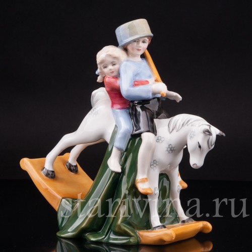Фарфоровая фигурка Держись, сестрёнка!, Royal Doulton, Великобритания, 1990 г.