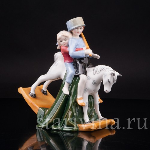 Фарфоровая фигурка Держись, сестрёнка!, Royal Doulton, Великобритания, 1990 г.