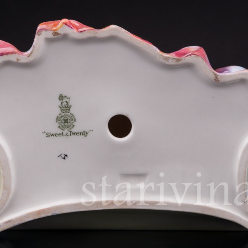 Фигурка из фарфора "Эти чудесные 20 лет", девушка на диване Royal Doulton, Великобритания, 1928-1959 гг.