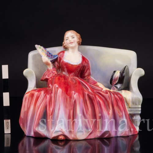 Фигурка из фарфора "Эти чудесные 20 лет", девушка на диване Royal Doulton, Великобритания, 1928-1959 гг.