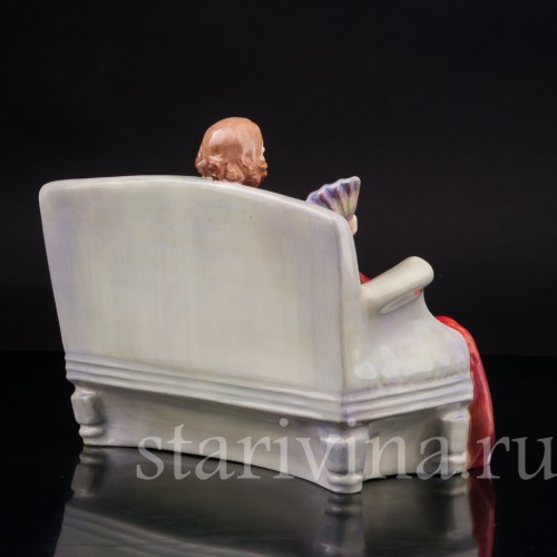 Фигурка из фарфора "Эти чудесные 20 лет", девушка на диване Royal Doulton, Великобритания, 1928-1959 гг.