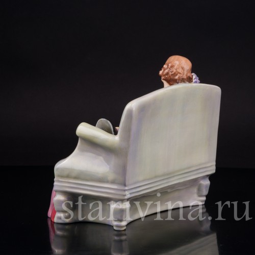 Фигурка из фарфора "Эти чудесные 20 лет", девушка на диване Royal Doulton, Великобритания, 1928-1959 гг.