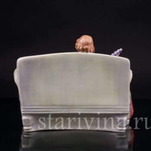 Фигурка из фарфора "Эти чудесные 20 лет", девушка на диване Royal Doulton, Великобритания, 1928-1959 гг.