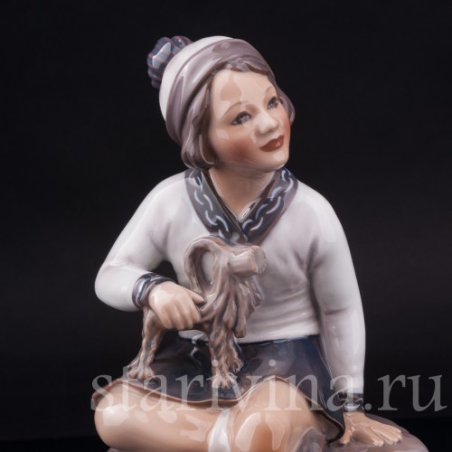 Фарфоровая статуэтка Девочка с рождественским козликом, Dahl Jensen, Дания, 1920-80 гг.