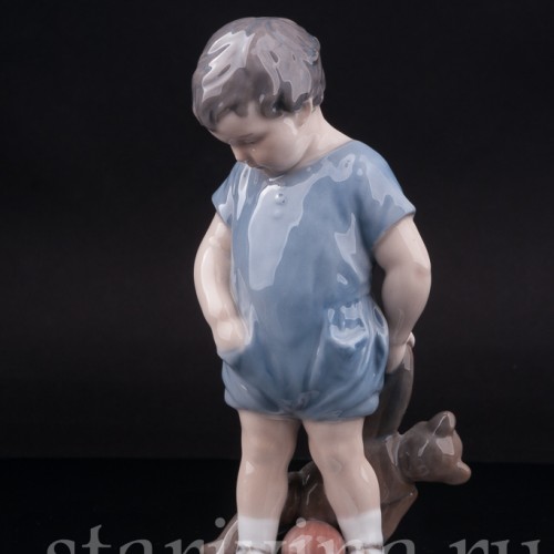 Статуэтка из фарфора Мальчик с мишкой, Royal Copenhagen, Дания, 1952 год.