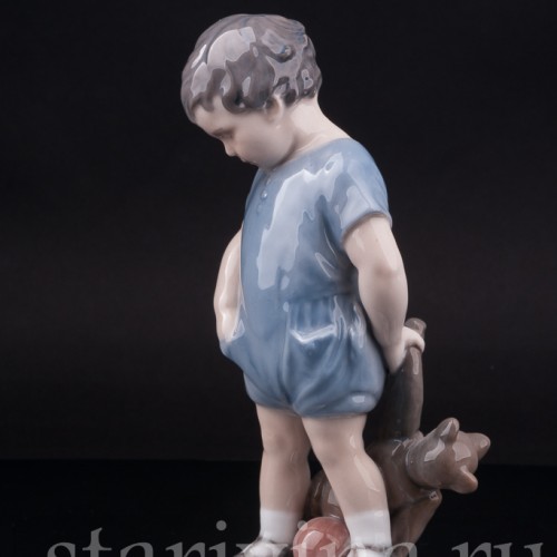 Статуэтка из фарфора Мальчик с мишкой, Royal Copenhagen, Дания, 1952 год.