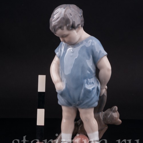 Статуэтка из фарфора Мальчик с мишкой, Royal Copenhagen, Дания, 1952 год.