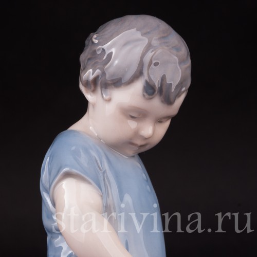 Статуэтка из фарфора Мальчик с мишкой, Royal Copenhagen, Дания, 1952 год.