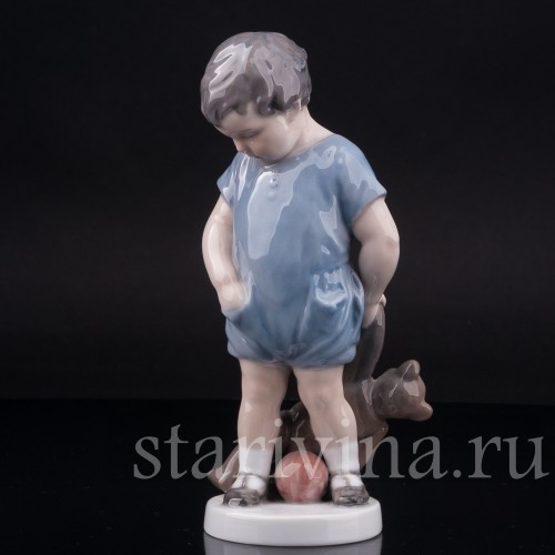 Статуэтка из фарфора Мальчик с мишкой, Royal Copenhagen, Дания, 1952 год.