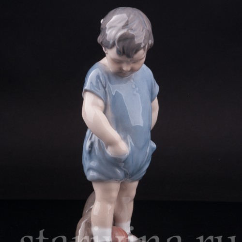Статуэтка из фарфора Мальчик с мишкой, Royal Copenhagen, Дания, 1952 год.