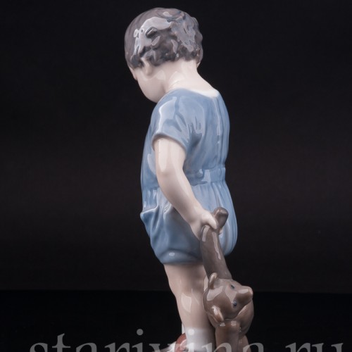 Статуэтка из фарфора Мальчик с мишкой, Royal Copenhagen, Дания, 1952 год.