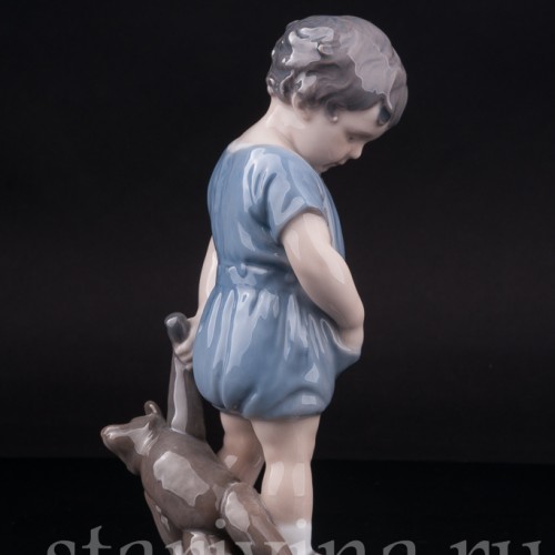 Статуэтка из фарфора Мальчик с мишкой, Royal Copenhagen, Дания, 1952 год.