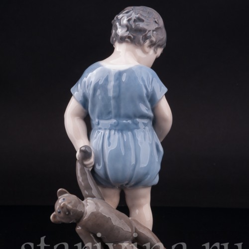 Статуэтка из фарфора Мальчик с мишкой, Royal Copenhagen, Дания, 1952 год.