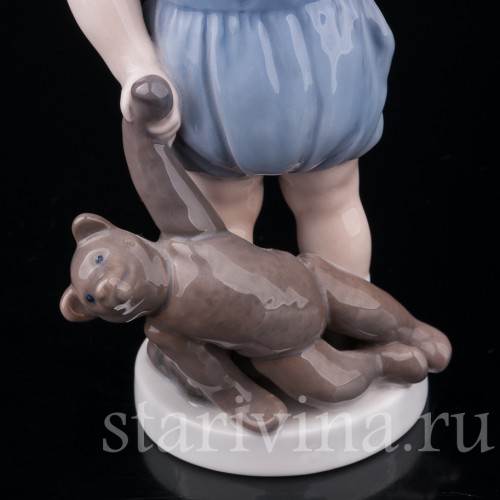 Статуэтка из фарфора Мальчик с мишкой, Royal Copenhagen, Дания, 1952 год.
