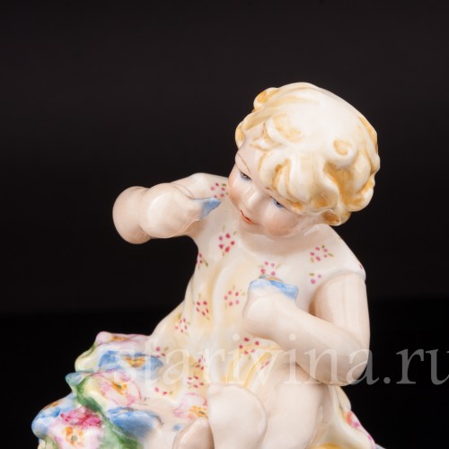 Фигурка девочки из фарфора Шалунья Royal Worcester, Великобритания, 1951 год.