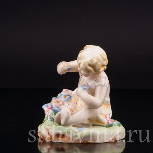 Фигурка девочки из фарфора Шалунья Royal Worcester, Великобритания, 1951 год.