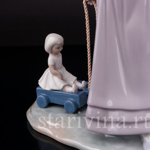 Фарфоровая фигурка Девочка с куклой в коляске, Lladro, Испания, 1978 год.