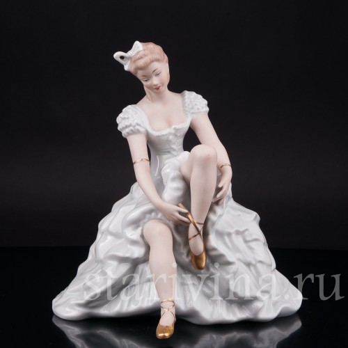 Фигурка из фарфора Балерина, завязывающая балетную туфельку, Wallendorf, Германия, 1960 гг.