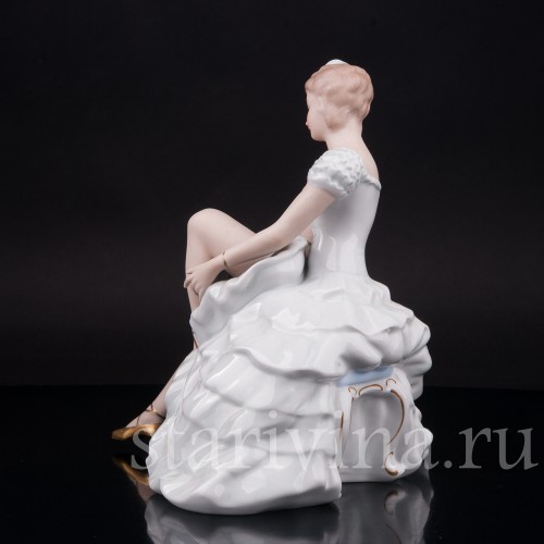 Фигурка из фарфора Балерина, завязывающая балетную туфельку, Wallendorf, Германия, 1960 гг.