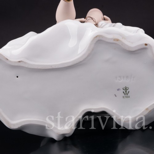 Фигурка из фарфора Балерина, завязывающая балетную туфельку, Wallendorf, Германия, 1960 гг.