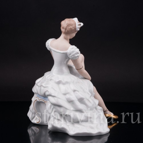 Фигурка из фарфора Балерина, завязывающая балетную туфельку, Wallendorf, Германия, 1960 гг.