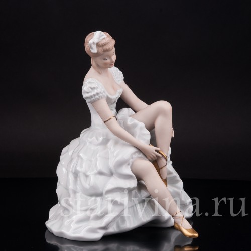Фигурка из фарфора Балерина, завязывающая балетную туфельку, Wallendorf, Германия, 1960 гг.