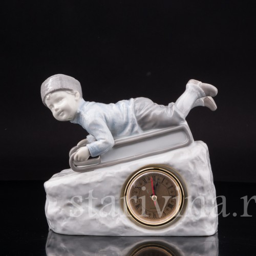 Фарфоровые часы С горки на санках, Heubach, Германия, нач. 20 в.