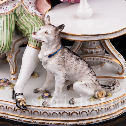 Фарфоровая композиция Кавалер с собакой за столом, Carl Thieme, Германия, кон. 19 в.