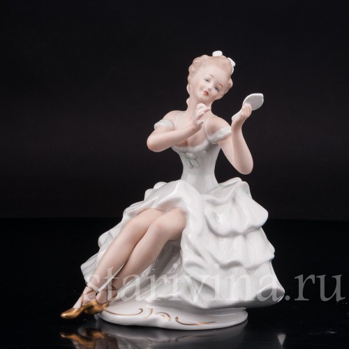 Фарфоровая фигурка Девушка с зеркалом, Wallendorf, Германия, 1960 гг.