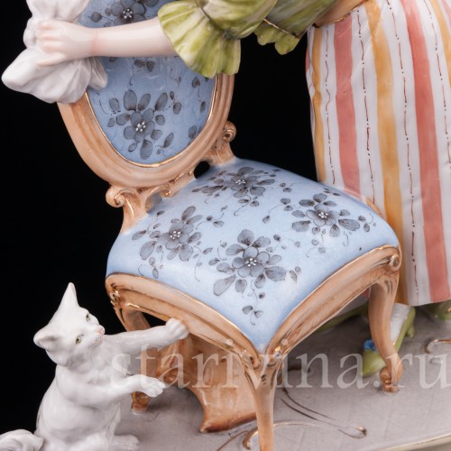 Фарфоровая статуэтка Горничная с кошкой, Volkstedt, Германия, кон. 19 в.