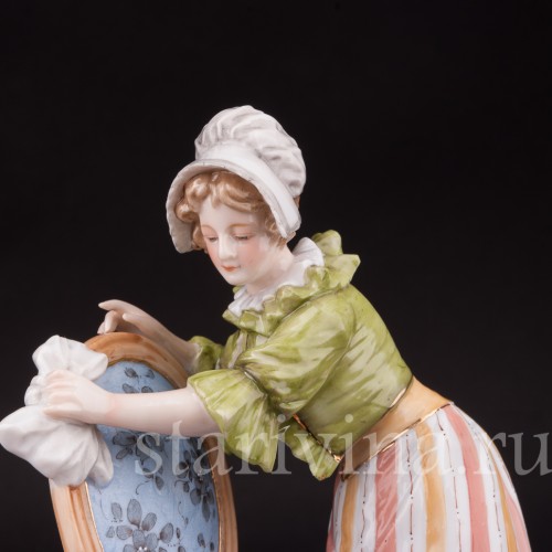 Фарфоровая статуэтка Горничная с кошкой, Volkstedt, Германия, кон. 19 в.
