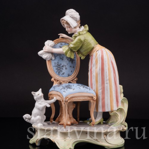 Фарфоровая статуэтка Горничная с кошкой, Volkstedt, Германия, кон. 19 в.