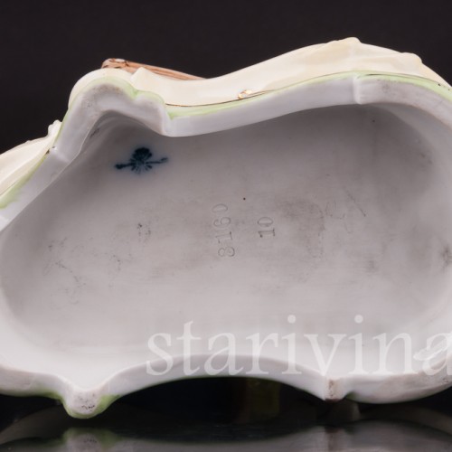 Фарфоровая статуэтка Горничная с кошкой, Volkstedt, Германия, кон. 19 в.