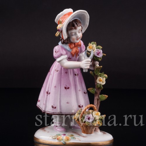 Фигурка из фарфора Девочка, срезающая розы Volkstedt, Германия, после 1935 г.
