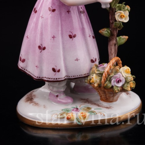 Фигурка из фарфора Девочка, срезающая розы Volkstedt, Германия, после 1935 г.