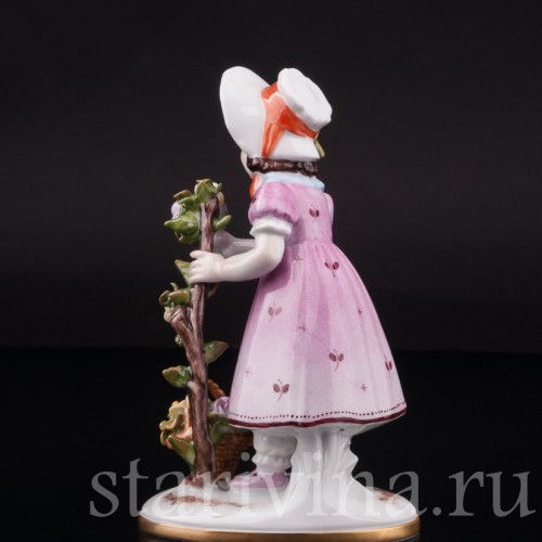 Фигурка из фарфора Девочка, срезающая розы Volkstedt, Германия, после 1935 г.