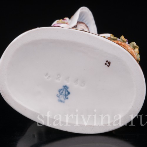 Фигурка из фарфора Девочка, срезающая розы Volkstedt, Германия, после 1935 г.