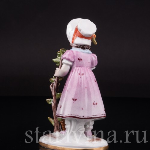 Фигурка из фарфора Девочка, срезающая розы Volkstedt, Германия, после 1935 г.